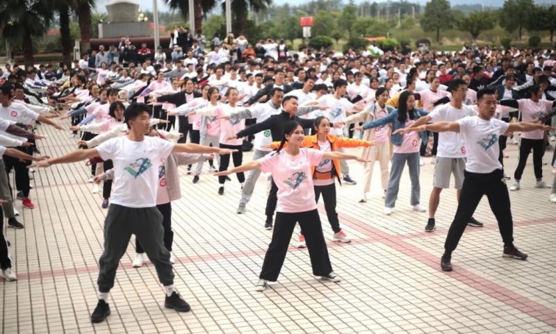 http://www.gmu.cn/__local/1/92/DF/EB60EBEA7DFC872CFED1ED0D669_5671AA12_48227.jpg